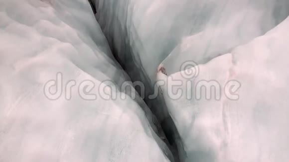 新西兰雪山冰川的裂缝视频的预览图