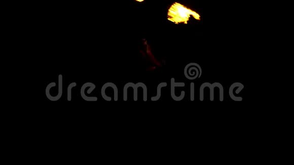 魔术师把两个点燃的火焰转过身来他们在斯洛莫的夜晚看起来很神奇视频的预览图