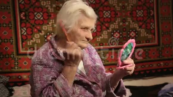 老妇人在家梳头视频的预览图