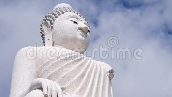 白色大佛寺云彩在坐着的雕像上空飞舞4K延时泰国普吉岛视频的预览图