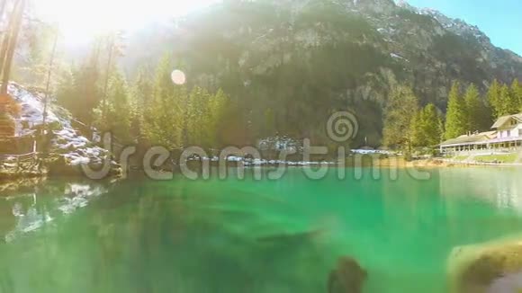 池塘绿松石水湖自然背景鸟瞰飞过视频的预览图