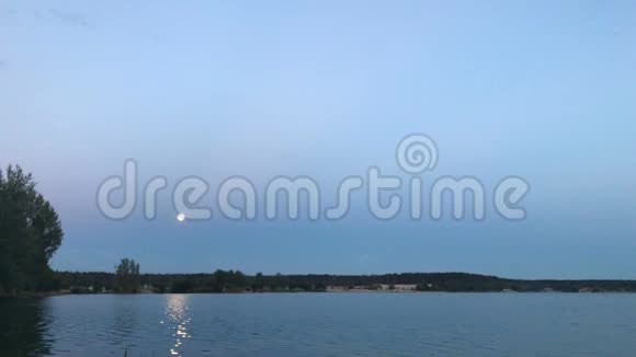 夜晚的风景天空和湖中有月亮视频的预览图