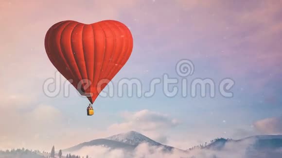 红热气球心形在蓝粉色的天空中飞翔视频的预览图