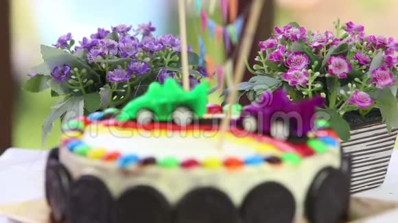 用玩具汽车装饰的奶油蛋糕视频的预览图