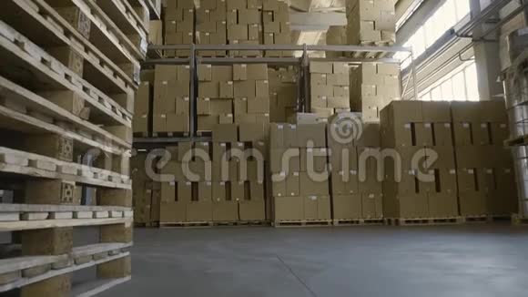 纸板箱在货架内储存仓库大楼后勤站视频的预览图