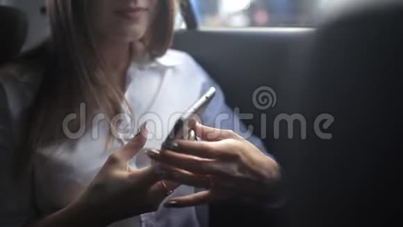 可爱的商业女孩坐出租车打电话视频的预览图