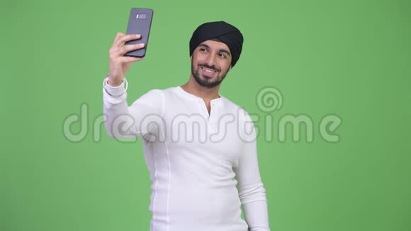年轻的留胡子的印度男人自拍视频的预览图