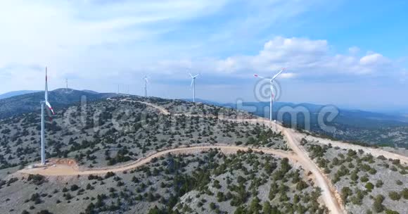 土耳其风力涡轮机农场的鸟瞰图视频的预览图
