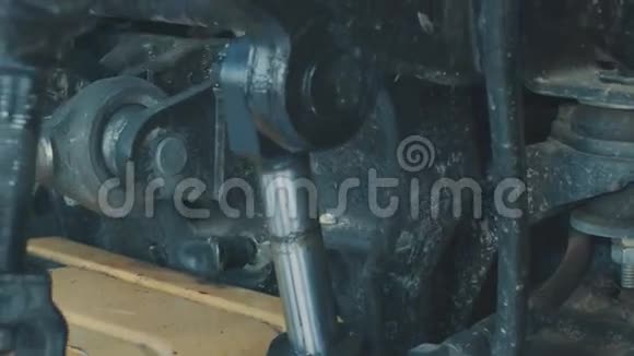 拖拉机的移动细节视频的预览图