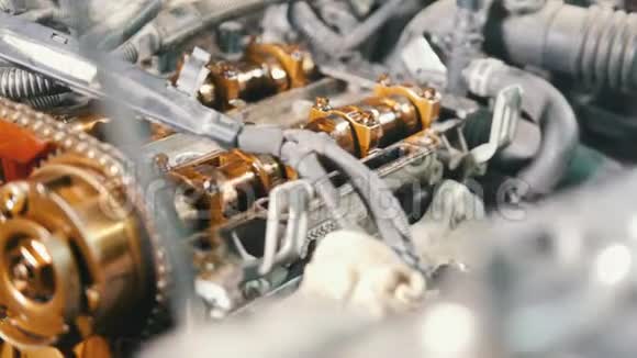 内燃机汽车维修汽车引擎盖下的细节视频的预览图