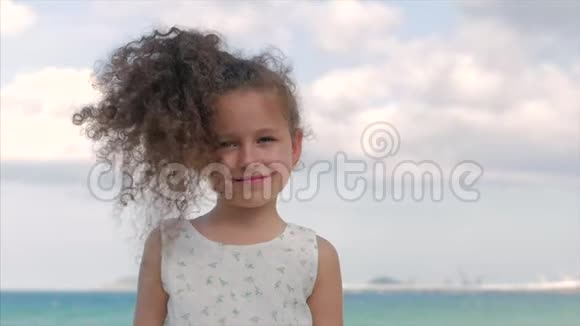 特写一个美丽的小女孩可爱的微笑看着镜头概念儿童童年夏季视频的预览图