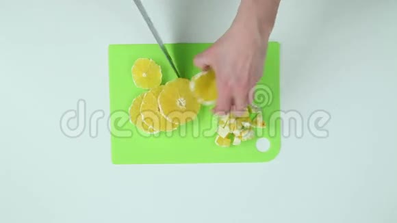 用刀把橘子切成片视频的预览图