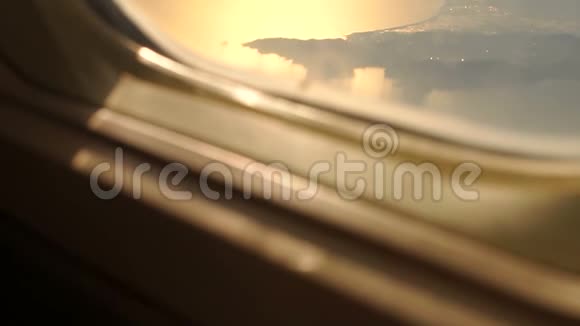 从飞机窗口看日落视频的预览图