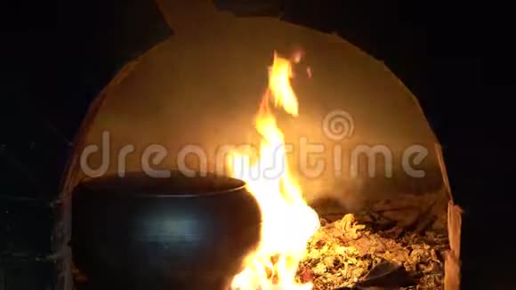 在烤箱里着火俄罗斯传统用铸铁做饭视频的预览图