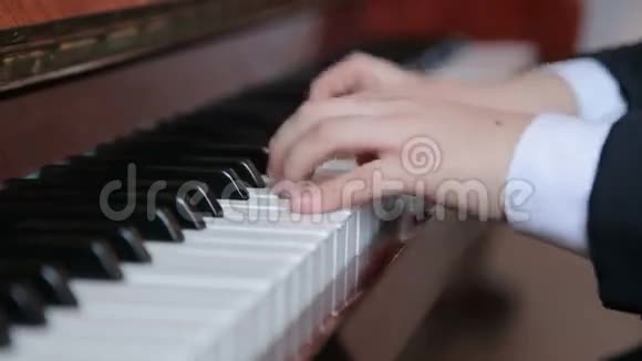 男孩弹钢琴特写视频的预览图