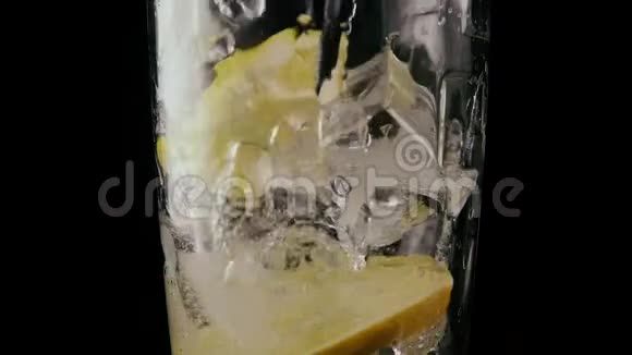 慢动作在杯子里装满冰块和柠檬视频的预览图