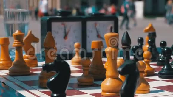 棋盘有象棋时钟和数字儿童跳棋比赛视频的预览图