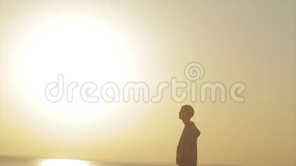 沙滩上恋爱中的情侣剪影视频的预览图