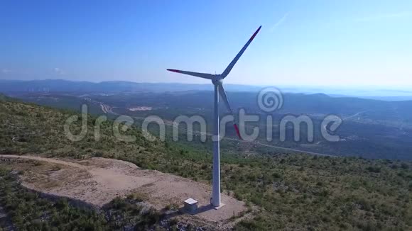 风力涡轮机在山顶海边阳光明媚的一天克罗地亚视频的预览图