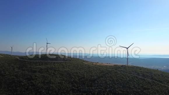 风轮机在山顶海边阳光明媚的日子克罗地亚视频的预览图