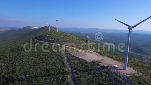 在阳光明媚的一天在山顶的风力涡轮机视频的预览图