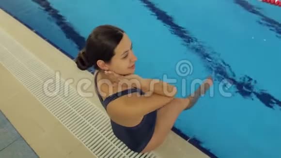 游泳池附近的年轻孕妇视频的预览图