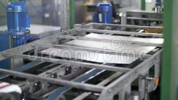 工厂工业机器上的金属板材加工生产金属细节视频的预览图