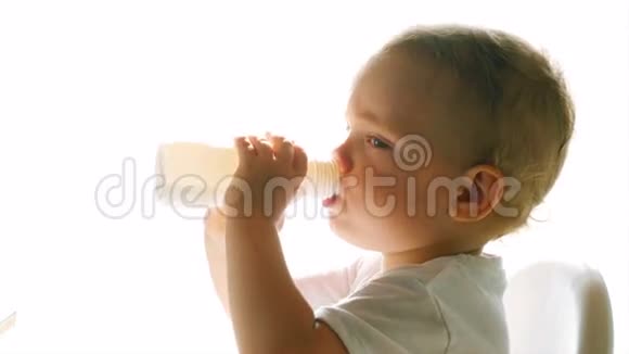 男孩在白色背景下喝牛奶视频的预览图