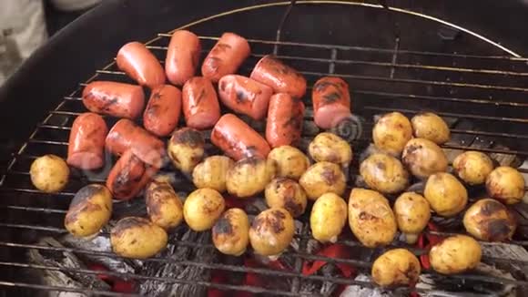 烤香肠烤土豆烧烤炉和土豆视频的预览图