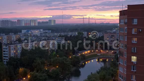 莫斯科市居住城区傍晚美丽的天空视频的预览图