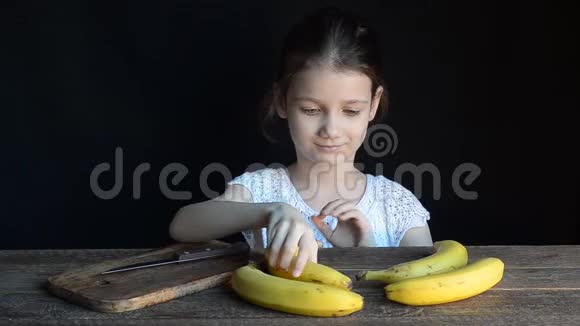 女孩在玩香蕉黑色背景视频的预览图