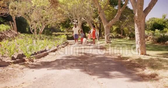 可爱的一家人和它的狗在公园里散步视频的预览图