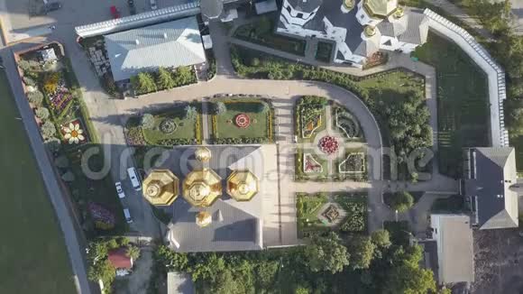 教堂金色圆顶的空中拍摄视频的预览图