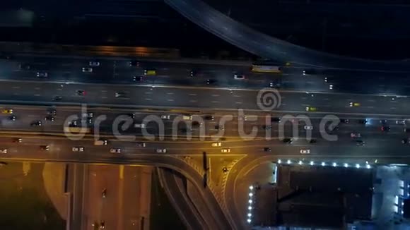晚上在高速公路上开车城市道路和十字路口从上面4K视频的预览图