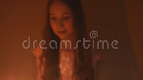 十几岁的女孩摆姿势用燃烧的火花笑视频的预览图