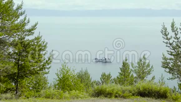 夏天的贝加尔湖美丽的风景山林船视频的预览图