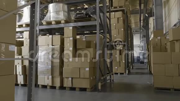 纸板箱在货架内储存仓库大楼后勤站视频的预览图