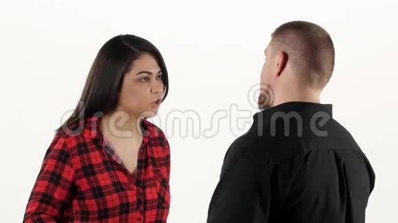 女人对着男人尖叫拳头打在胸口白色视频的预览图