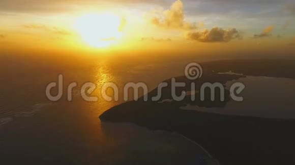 日落时的海洋美景视频的预览图