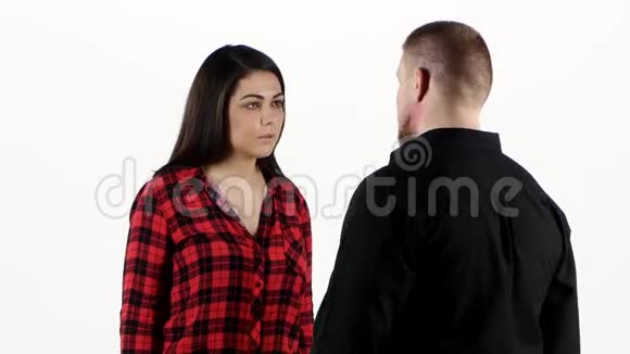 关系上的困难愤怒的女人和她的男人争吵白色视频的预览图