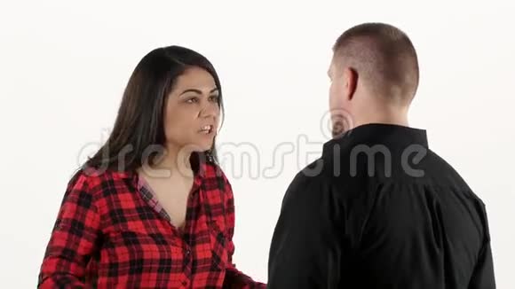 愤怒的女人和她的男人发誓挥动她的手臂白色视频的预览图