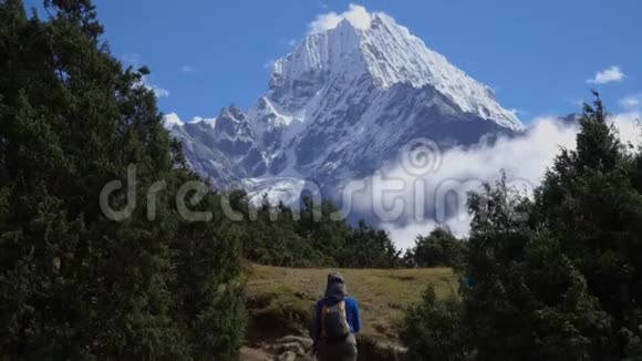 游客的女孩们沿着喜马拉雅山的小径走视频的预览图