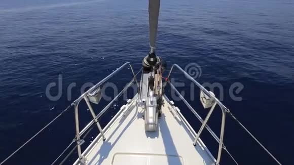 帆船船头游艇观景台视频的预览图