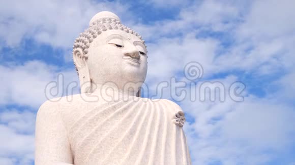 时间流逝白大佛寺云彩在天空中奔跑越过坐着的雕像4K泰国普吉岛视频的预览图