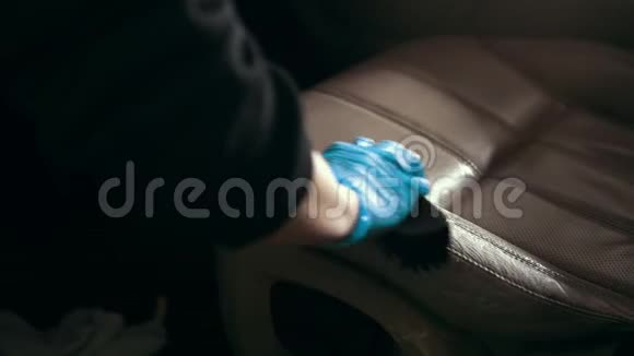 戴手套的工人用刷子洗汽车座椅视频的预览图