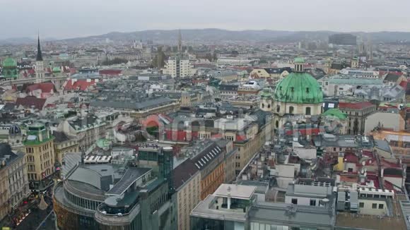 奥地利维也纳阴天的旧低层和现代建筑屋顶4K总览全景视频的预览图