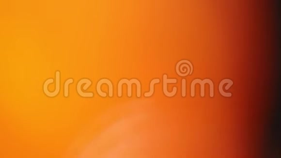 橙色的光脉冲和发光美丽的光线在温暖的色调中泄漏视频的预览图
