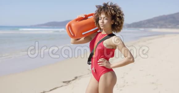 在海滩上摆着救生圈的女性视频的预览图