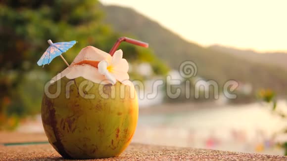 热带海滩酒吧提供新鲜的年轻椰子水可可泰国普吉岛4K视频的预览图