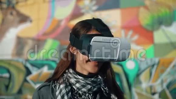 女人在明亮的背景下使用虚拟现实眼镜视频的预览图